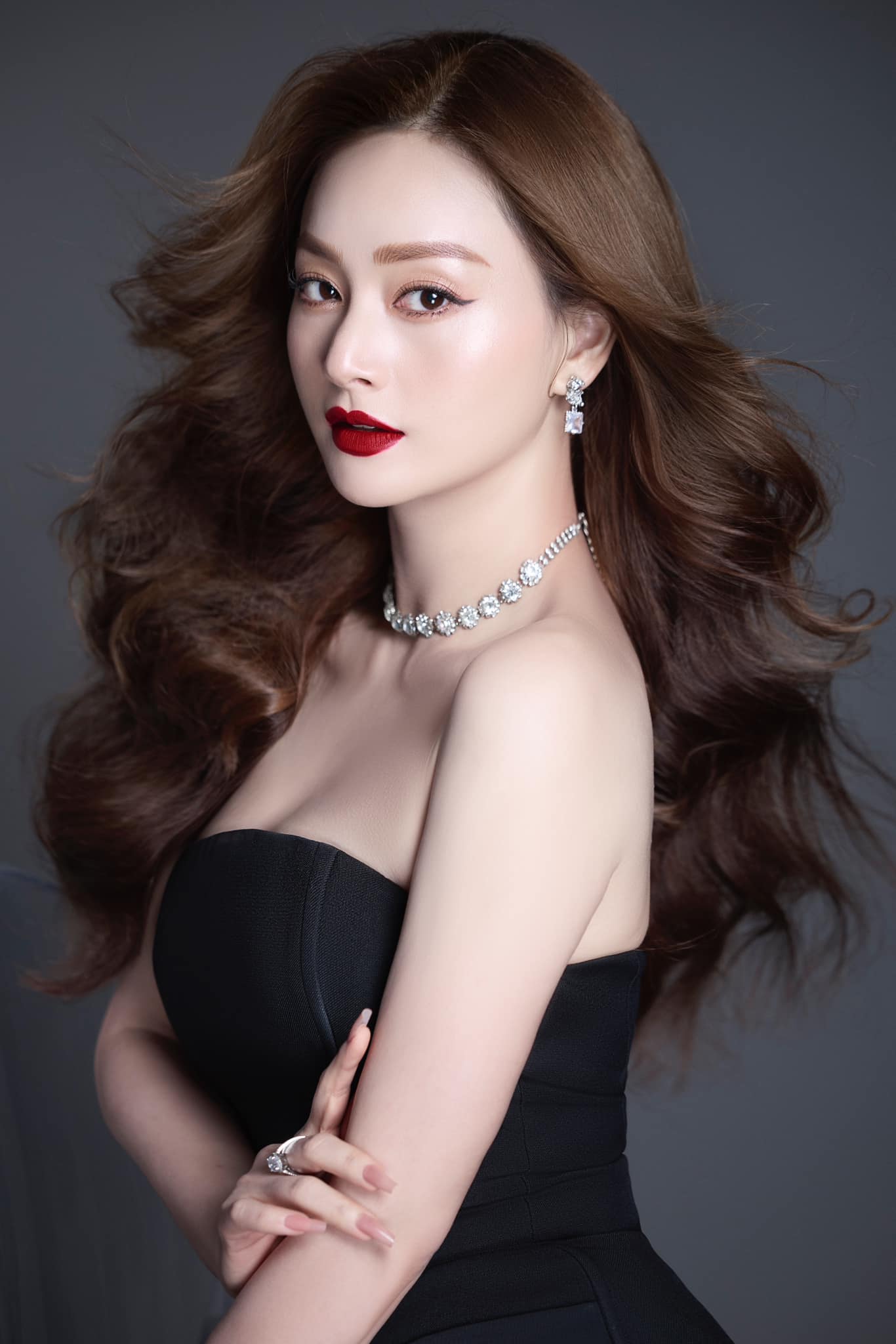 Tràn ngập bình luận kém duyên khi diễn viên Lan Phương thông báo ly thân chồng Tây- Ảnh 3. Tràn ngập bình luận kém duyên khi diễn viên Lan Phương thông báo ly thân chồng Tây- Ảnh 3.