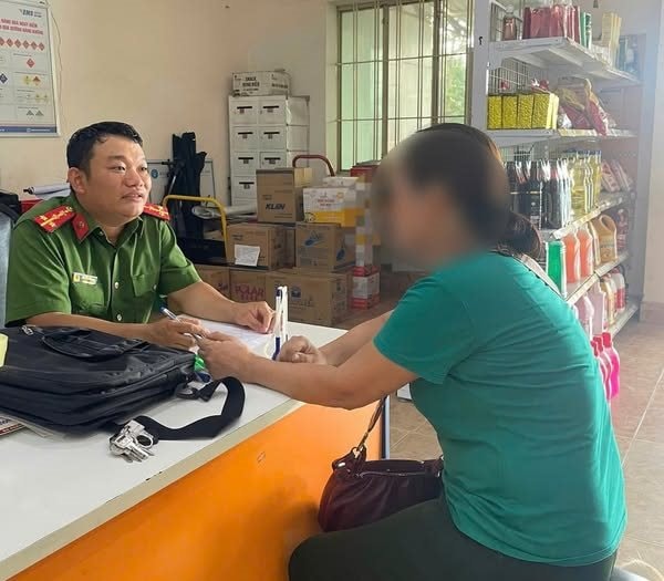 Đến bưu điện chuyển 60 triệu đồng để nhận quà giá trị từ bạn trai Việt kiều, người phụ nữ bất ngờ bị Công an xã mời làm việc- Ảnh 1.