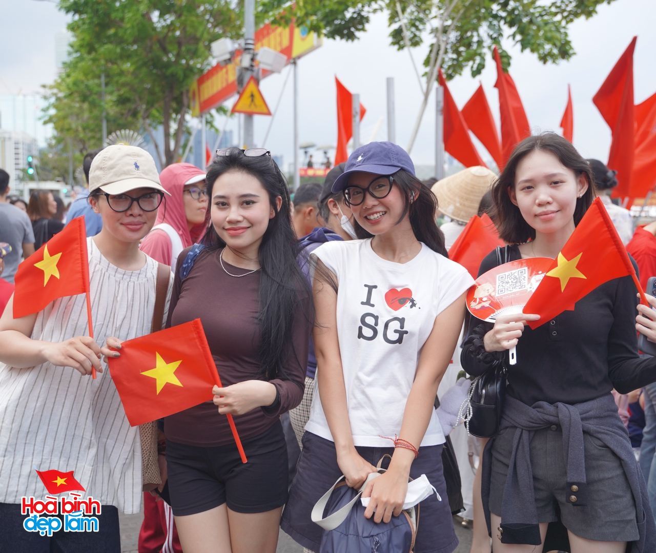 Sắm phụ kiện đi đu "concert quốc gia", đây là những món phụ kiện mà ai cũng phải có!- Ảnh 1.