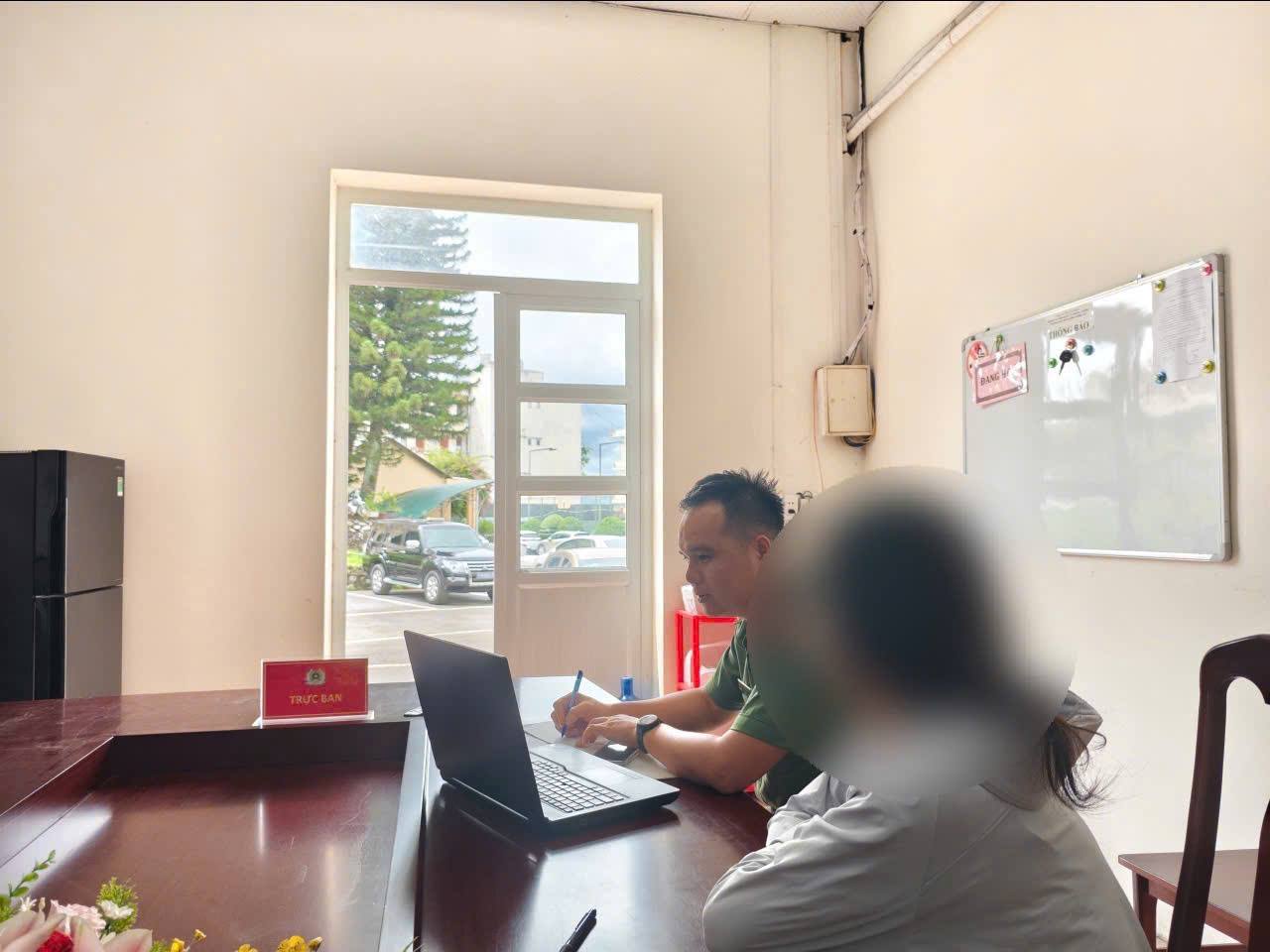 Nhắn tin mua hàng qua trang “Y0DY Hàng Chính Hãng”, người phụ nữ được Facebook "Diệu Huyền" tư vấn nhận quà: Khi cạn tiền tài khoản mới vỡ lẽ- Ảnh 1.
