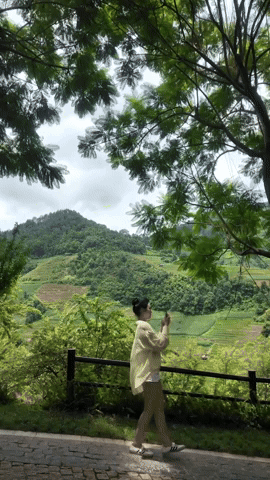 Doãn Hải My khoe visual Top 10 Hoa hậu, chân dài thẳng tắp chiếm spotlight khi cùng Văn Hậu 