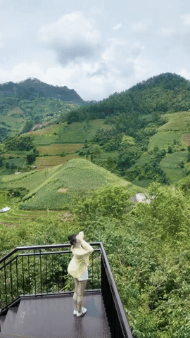 Doãn Hải My khoe visual Top 10 Hoa hậu, chân dài thẳng tắp chiếm spotlight khi cùng Văn Hậu 