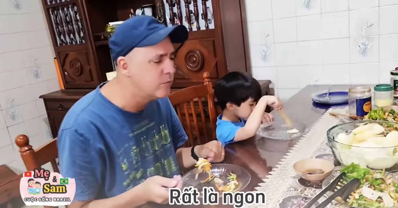 Người Brazil "kinh ngạc" trước 1 món gỏi Việt Nam - cái kết là gắp mãi không ngừng- Ảnh 5.