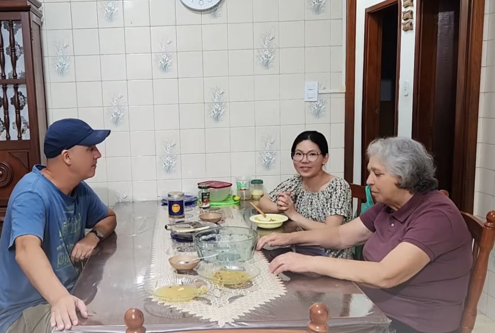 Người Brazil "kinh ngạc" trước 1 món gỏi Việt Nam - cái kết là gắp mãi không ngừng- Ảnh 6.