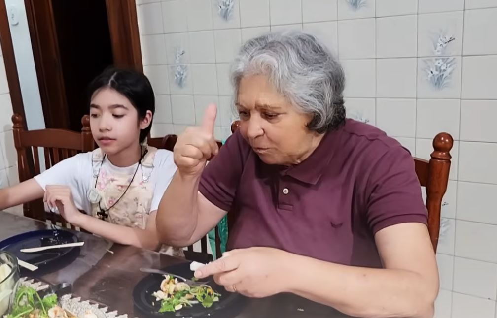 Người Brazil "kinh ngạc" trước 1 món gỏi Việt Nam - cái kết là gắp mãi không ngừng- Ảnh 4.