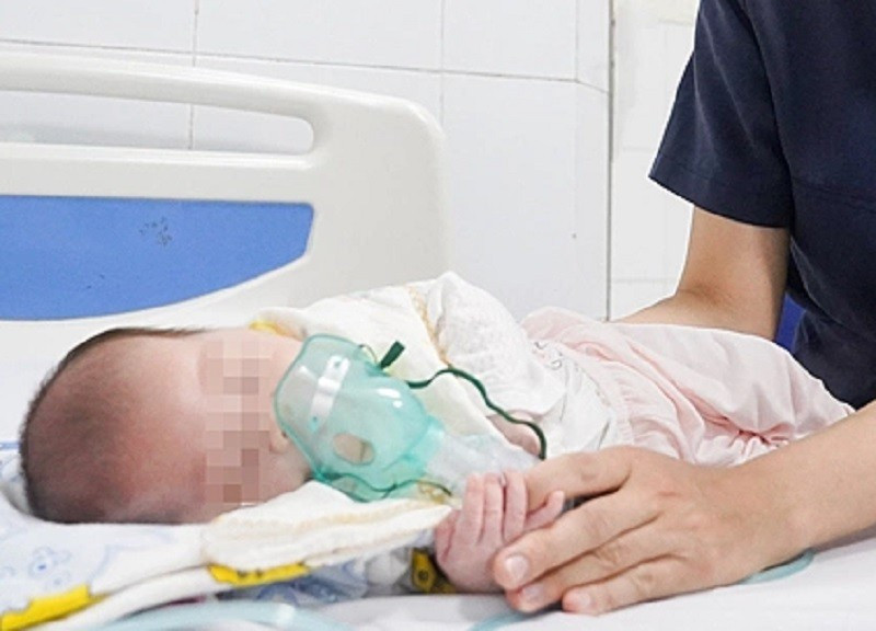 Trẻ sơ sinh thở ra tiếng gà gáy vì bệnh truyền nhiễm cấp tính- Ảnh 1.