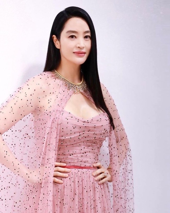 Cam thường trẻ giật mình của minh tinh 54 tuổi, công lớn đến từ trang phục- Ảnh 9.