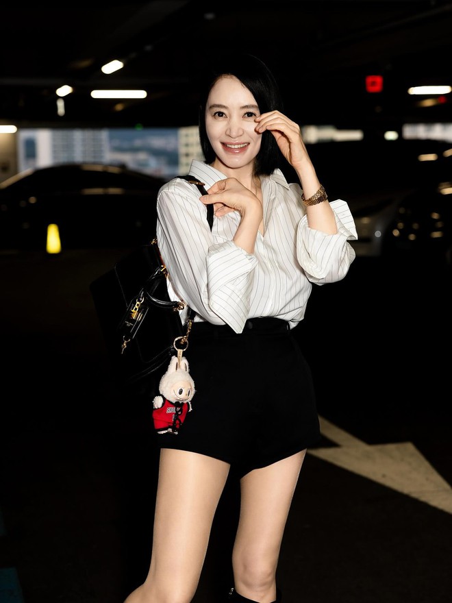Cam thường trẻ giật mình của minh tinh 54 tuổi, công lớn đến từ trang phục- Ảnh 6.