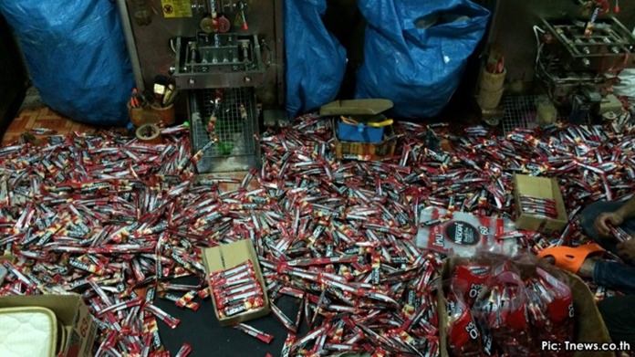 Đột kích một nhà kho, công an Thái Lan triệt phá đường dây sản xuất cà phê Nescafé giả quy mô hàng tỷ đồng, tịch thu hơn 300.000 sản phẩm- Ảnh 2.