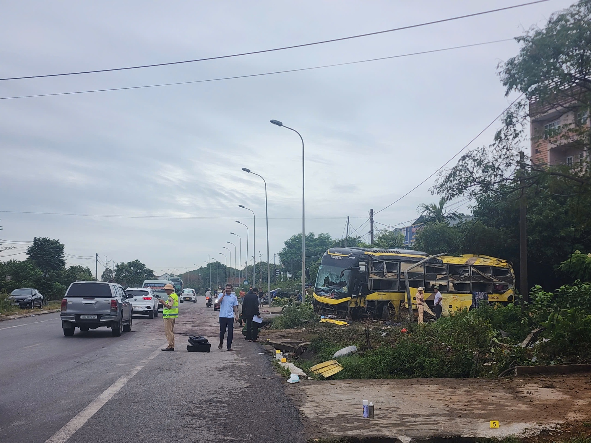 Nhân chứng kể lại giây phút tiếp cận hiện trường kinh hoàng vụ lật xe khách ở Hà Tĩnh- Ảnh 6.