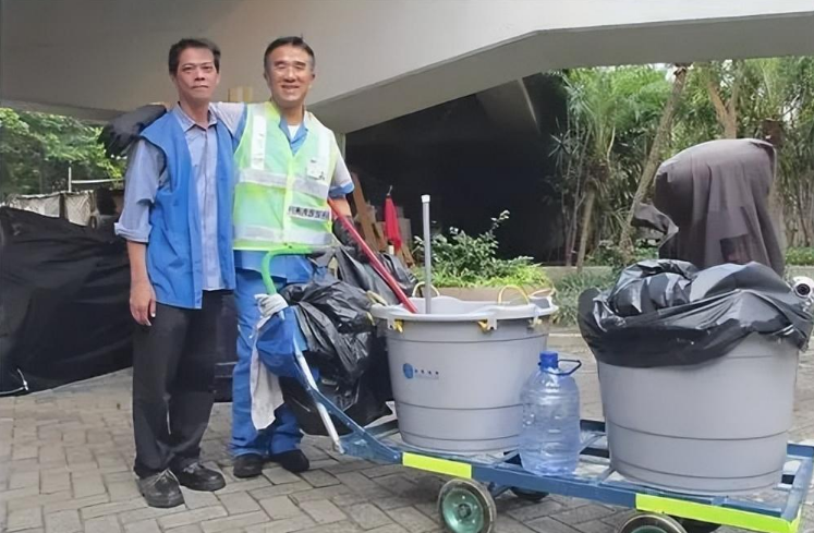 Tỷ phú tuyên bố “người nghèo không giàu được vì họ lười biếng”, sau 2 ngày xuống phố dọn rác, ăn bữa ăn giá gần 50.000 đồng liền hối hận: “Chăm chỉ cũng không đủ sống”- Ảnh 3. Tỷ phú tuyên bố “người nghèo không giàu được vì họ lười biếng”, sau 2 ngày xuống phố dọn rác, ăn bữa ăn giá gần 50.000 đồng liền hối hận: “Chăm chỉ cũng không đủ sống”- Ảnh 3.