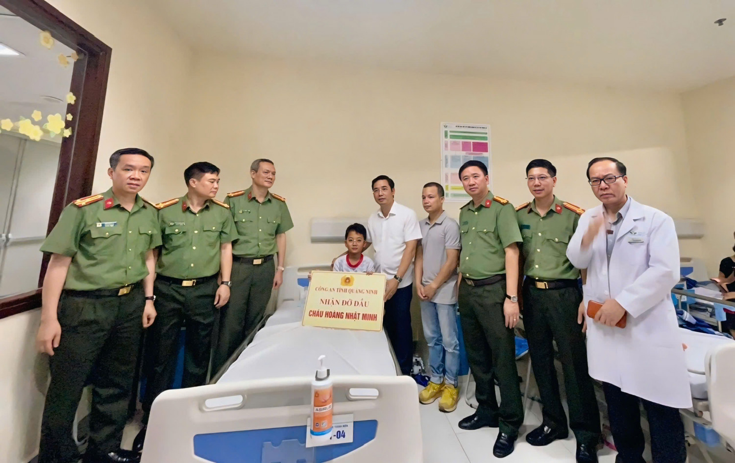 Công an Quảng Ninh nhận đỡ đầu cháu bé 10 tuổi sống sót trong vụ lật tàu Vịnh Xanh QN-7105- Ảnh 1.