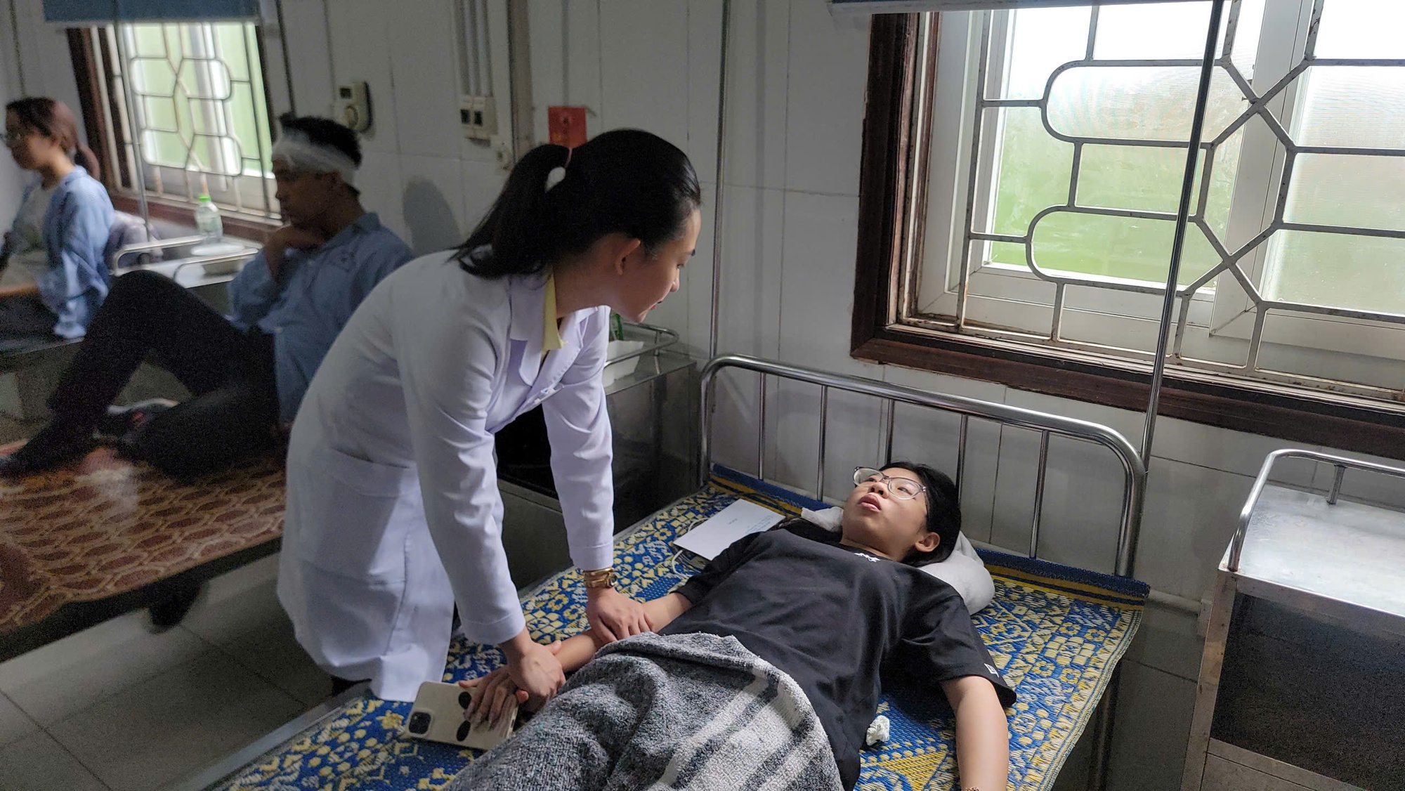 Nạn nhân vụ xe khách lật ở Hà Tĩnh: “Khung cảnh lúc đó rất hỗn loạn và kinh hoàng”- Ảnh 5.