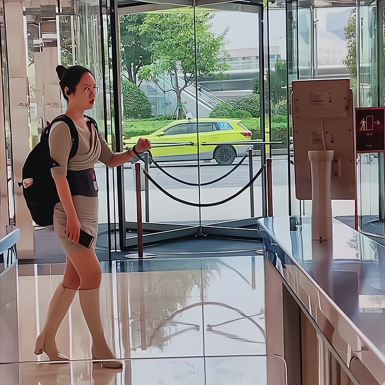 Nữ giám đốc kinh doanh xinh đẹp đã bị sa thải nhưng ngày nào cũng đến Trung tâm tài chính nói chuyện 1 mình: Thực tế tàn khốc khiến ai cũng xót xa- Ảnh 1.