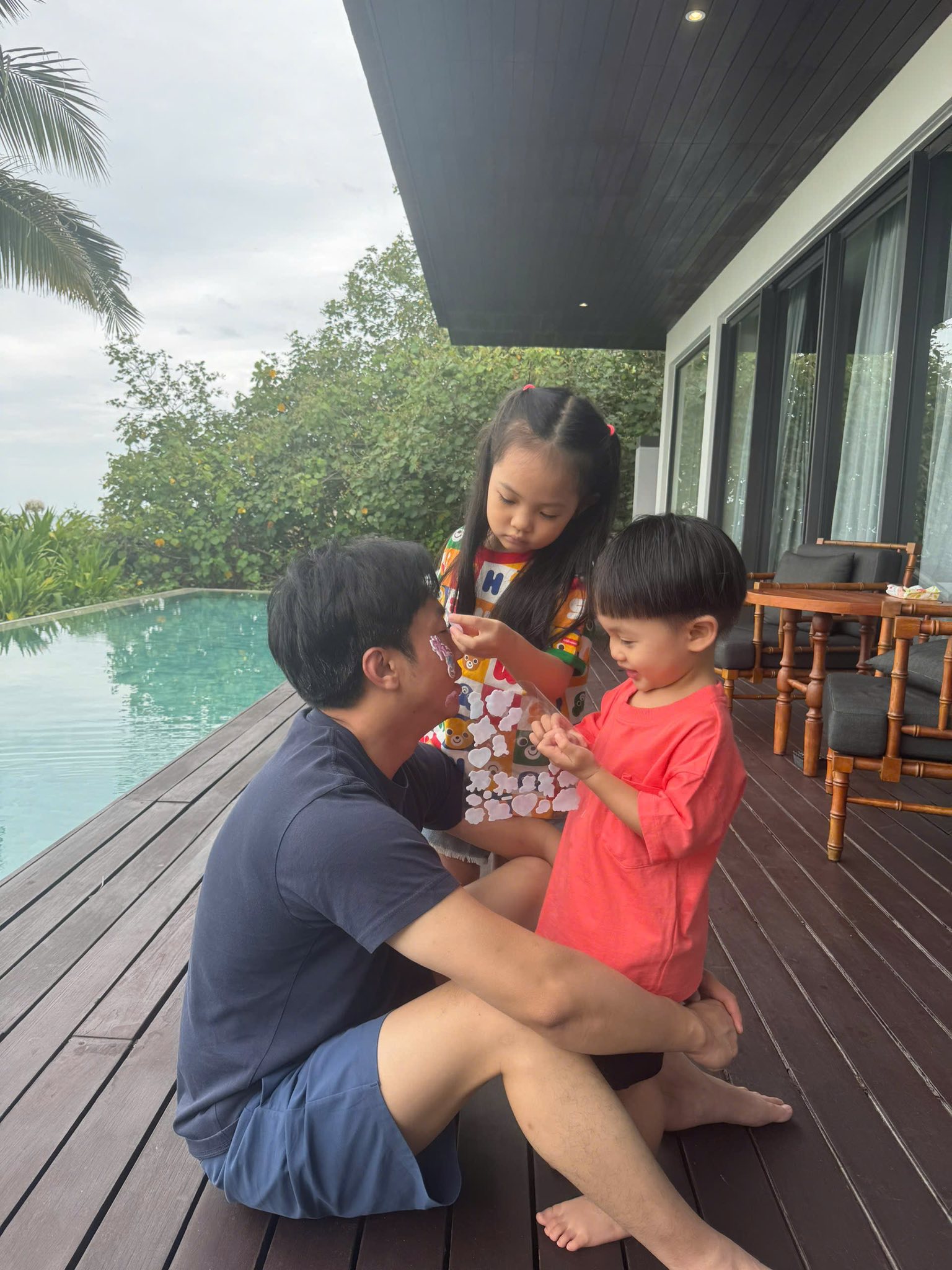Đưa con đi nghỉ dưỡng, Cường Đô La tiết lộ chuyện dở khóc dở cười- Ảnh 1.