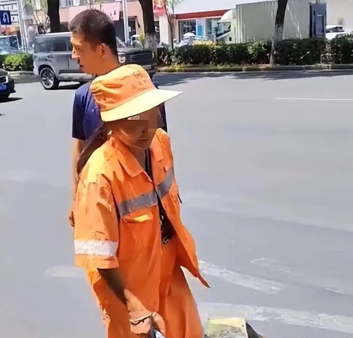 Người mẹ lao công dẫn con trai thiểu năng trí tuệ nhặt rác giữa trời nắng- Ảnh 3.