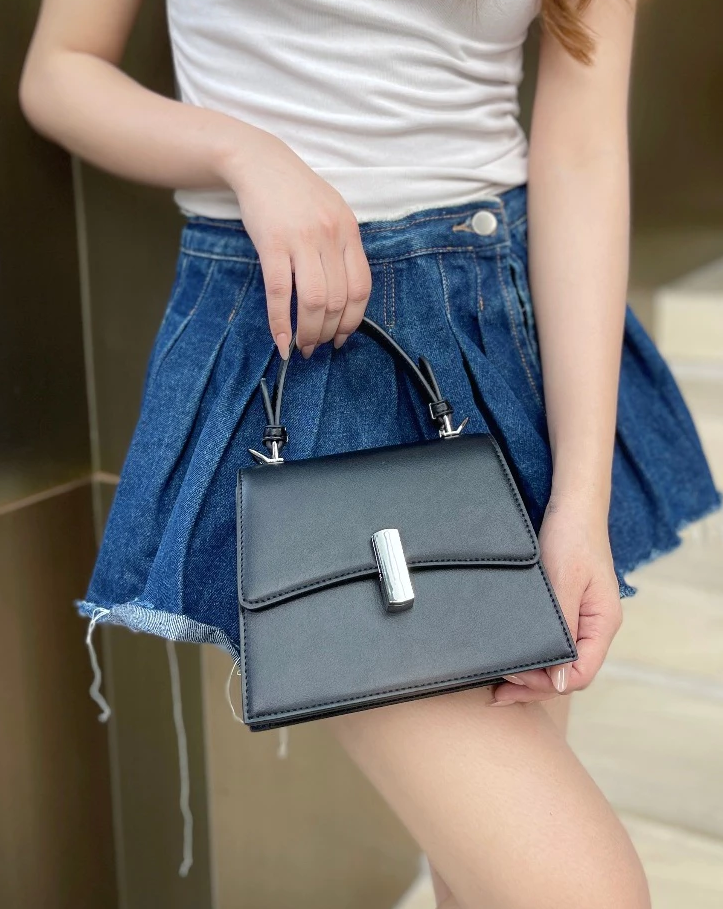 Mẹ Lisa gây choáng khi mang túi Hermès đắt đỏ- Ảnh 8.