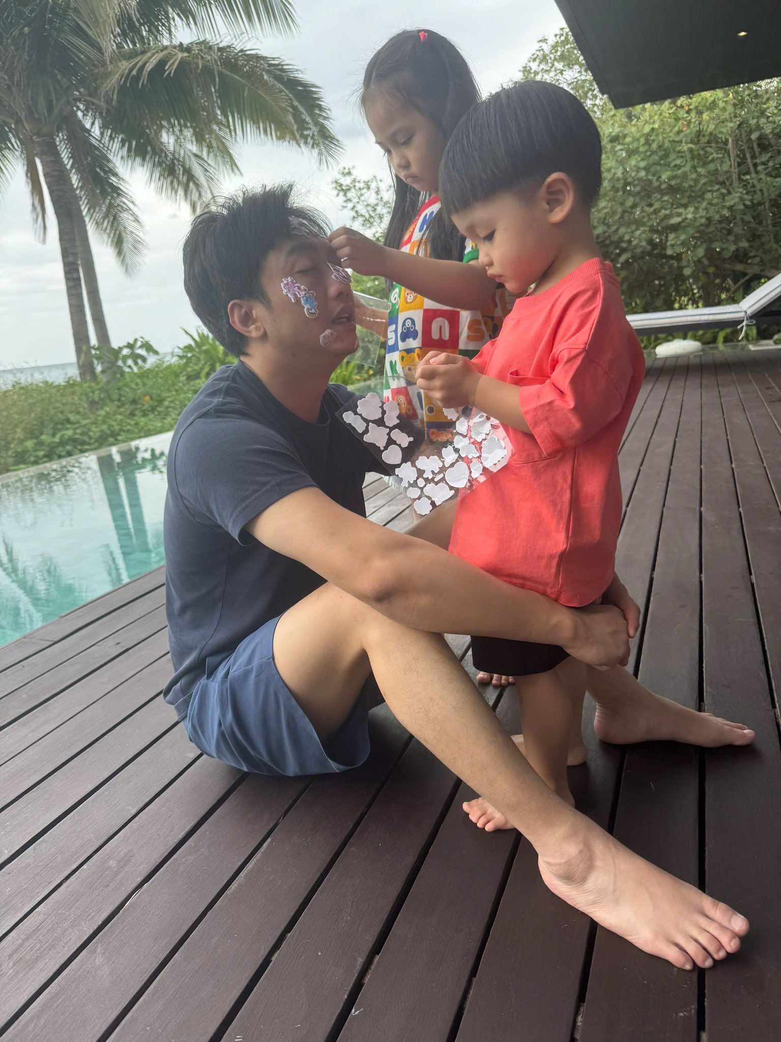 Đưa con đi nghỉ dưỡng, Cường Đô La tiết lộ chuyện dở khóc dở cười- Ảnh 2.