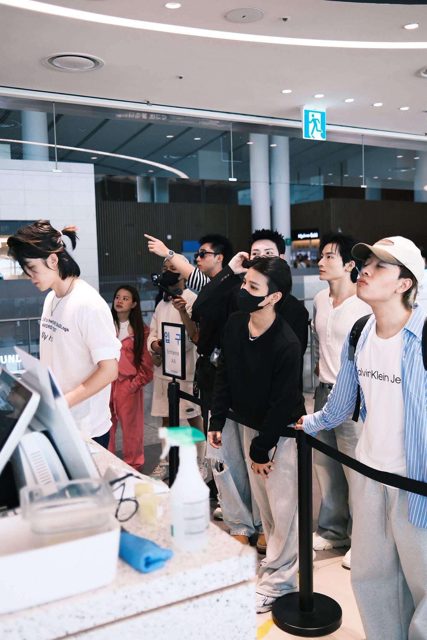 Biệt đội Anh Trai “walk” sập sàn từ Việt Nam sang tận Mỹ, HIEUTHUHAI và Dương Domic đẹp phát hờn- Ảnh 2.