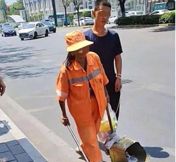 Người mẹ lao công dẫn con trai thiểu năng trí tuệ nhặt rác giữa trời nắng- Ảnh 2.