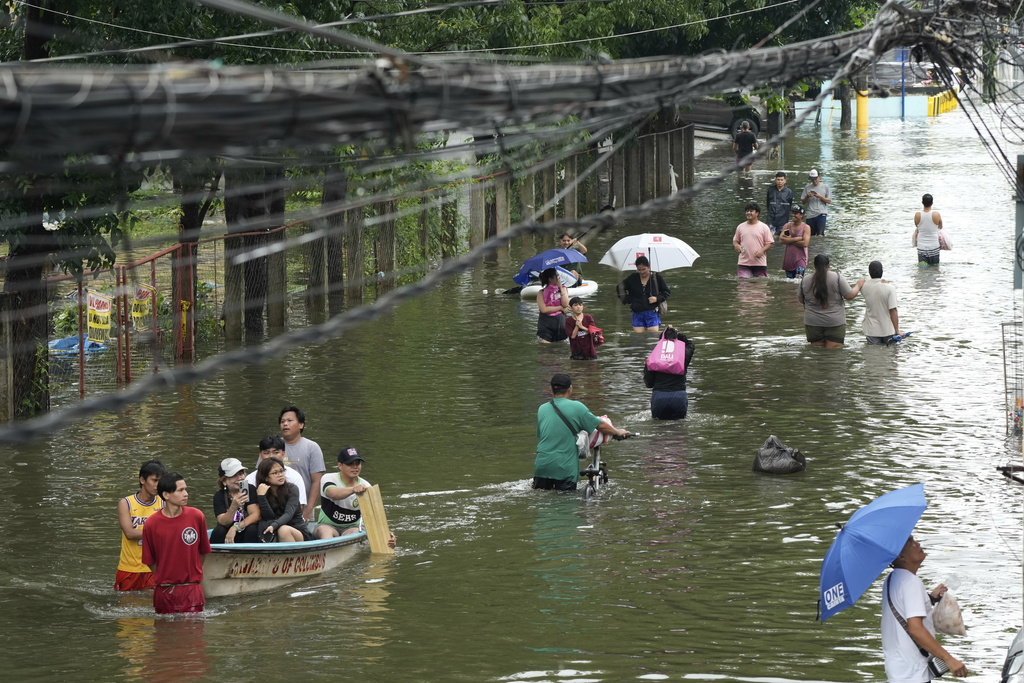 Mưa bão gây lũ lụt nghiêm trọng tại Trung Quốc và Philippines, hàng chục nghìn người phải sơ tán.- Ảnh 1.
