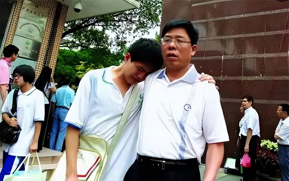 Nam sinh thi trượt đại học nhưng 30 năm sau bàng hoàng nhận thông báo "đã có bằng tốt nghiệp, đang làm lãnh đạo bệnh viện"- Ảnh 1.