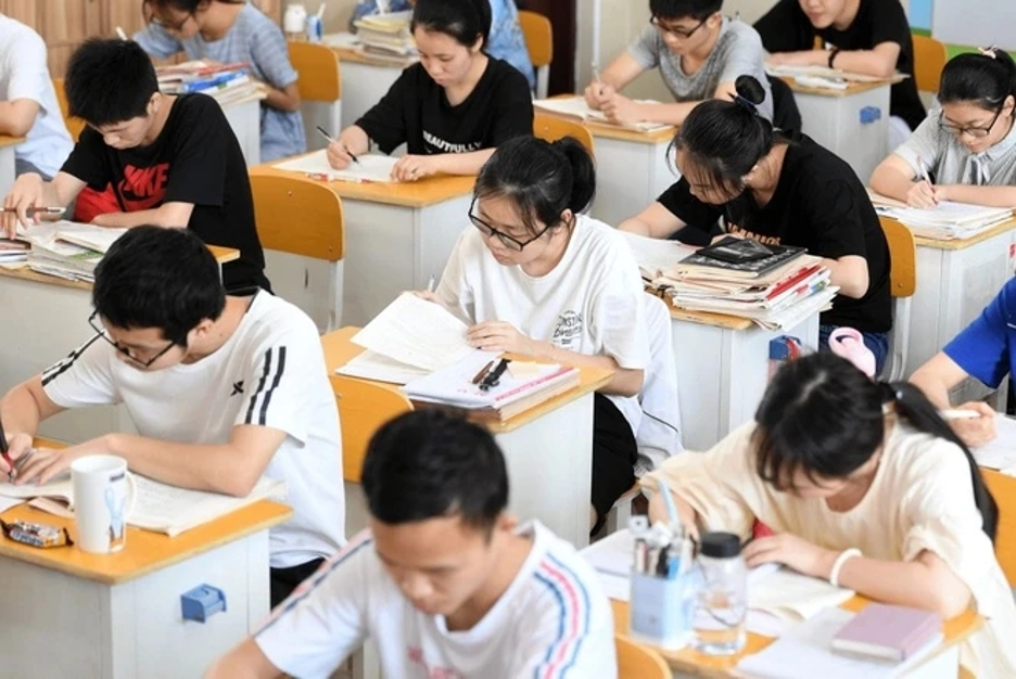 Nam sinh thi trượt đại học nhưng 30 năm sau bàng hoàng nhận thông báo "đã có bằng tốt nghiệp, đang làm lãnh đạo bệnh viện"- Ảnh 2.