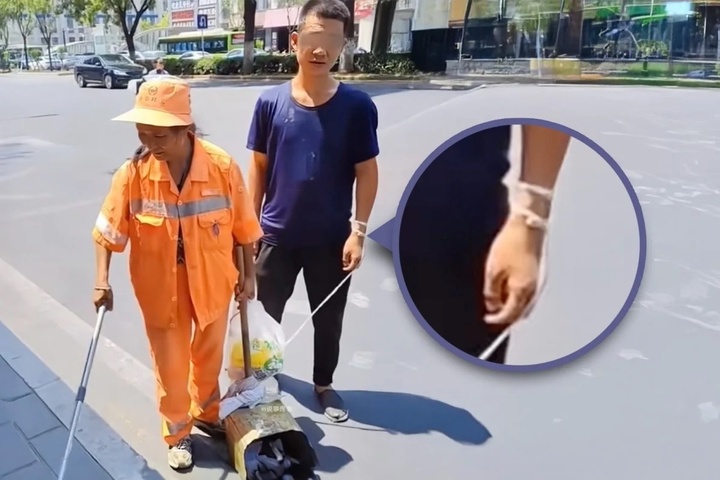 Người mẹ lao công dẫn con trai thiểu năng trí tuệ nhặt rác giữa trời nắng- Ảnh 1.