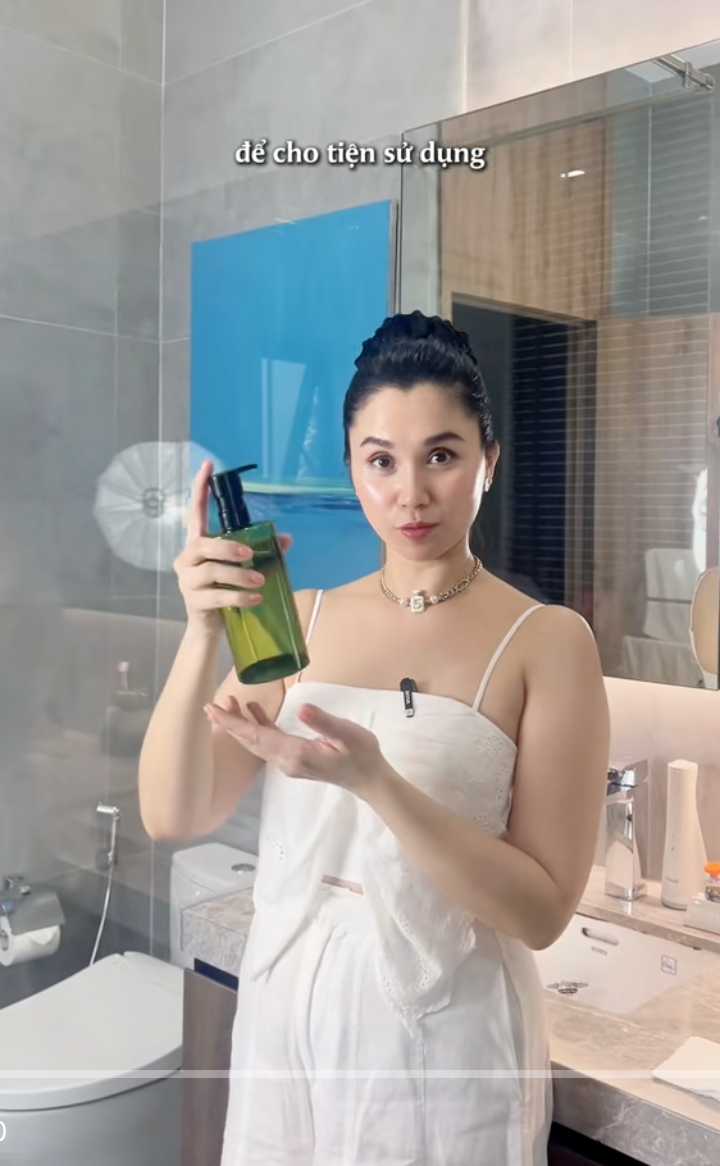 Ngoài 40 tuổi vẫn giữ làn da trắng mịn, "chị bán gạo" nổi tiếng dùng dầu dừa để dưỡng nhan suốt 15 năm- Ảnh 2.