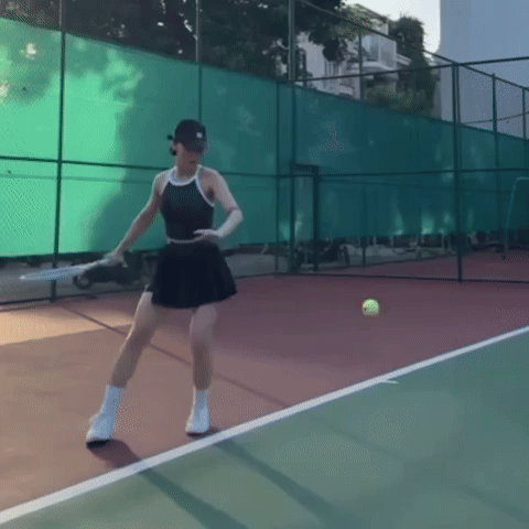 Miu Lê diện váy ngắn khoe body cực cháy tập tennis,