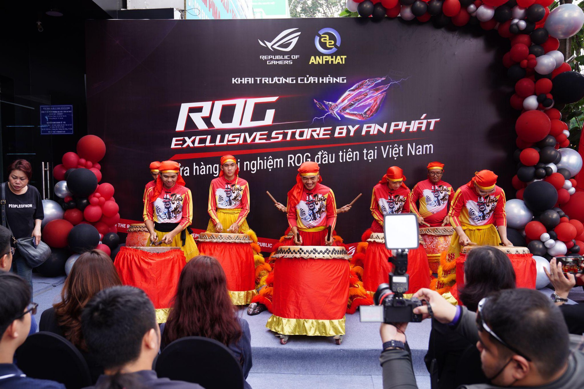 TP.HCM “nóng rực” với màn khai trương ROG Exclusive Store – Không gian công nghệ đậm chất eSports tại An Phát Computer- Ảnh 1.