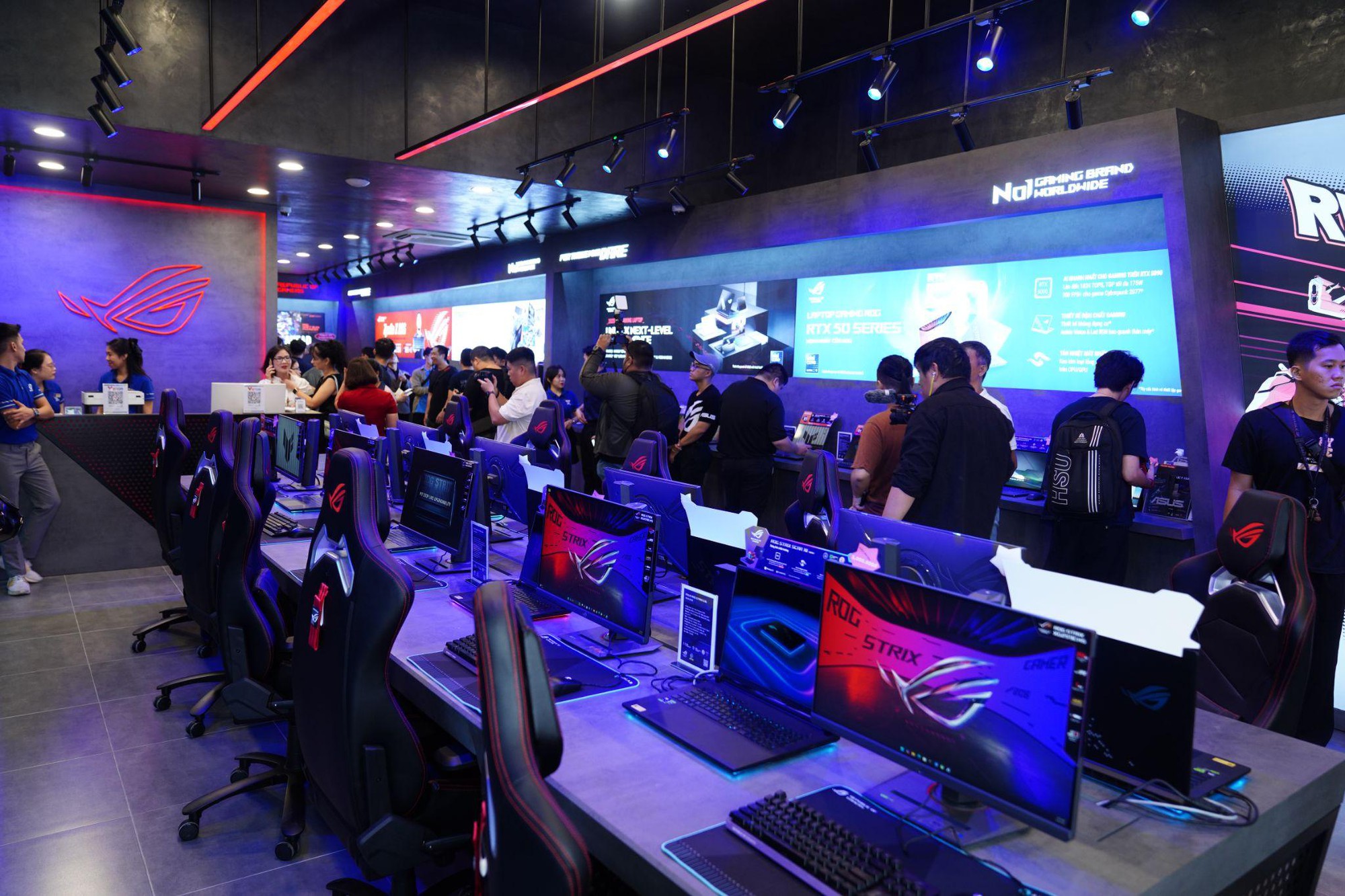 TP.HCM “nóng rực” với màn khai trương ROG Exclusive Store – Không gian công nghệ đậm chất eSports tại An Phát Computer- Ảnh 2.