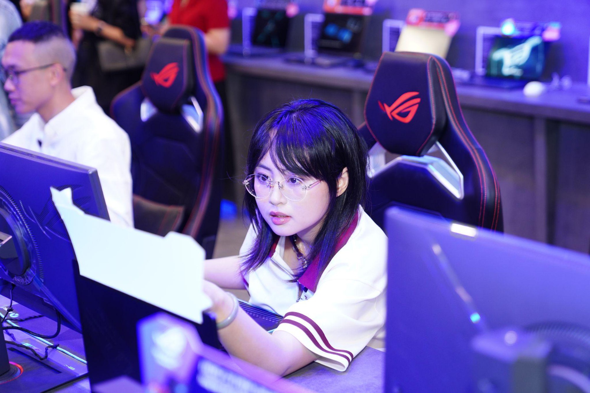 TP.HCM “nóng rực” với màn khai trương ROG Exclusive Store – Không gian công nghệ đậm chất eSports tại An Phát Computer- Ảnh 6.