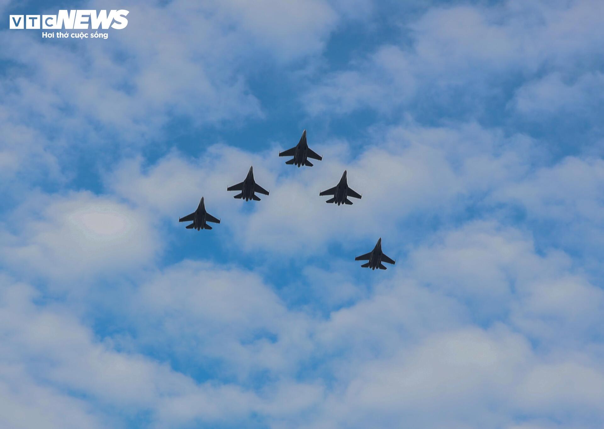 Đội hình bay của chiến đấu cơ Su-30MK2 làm chủ bầu trời hướng tới 2/9- Ảnh 6.