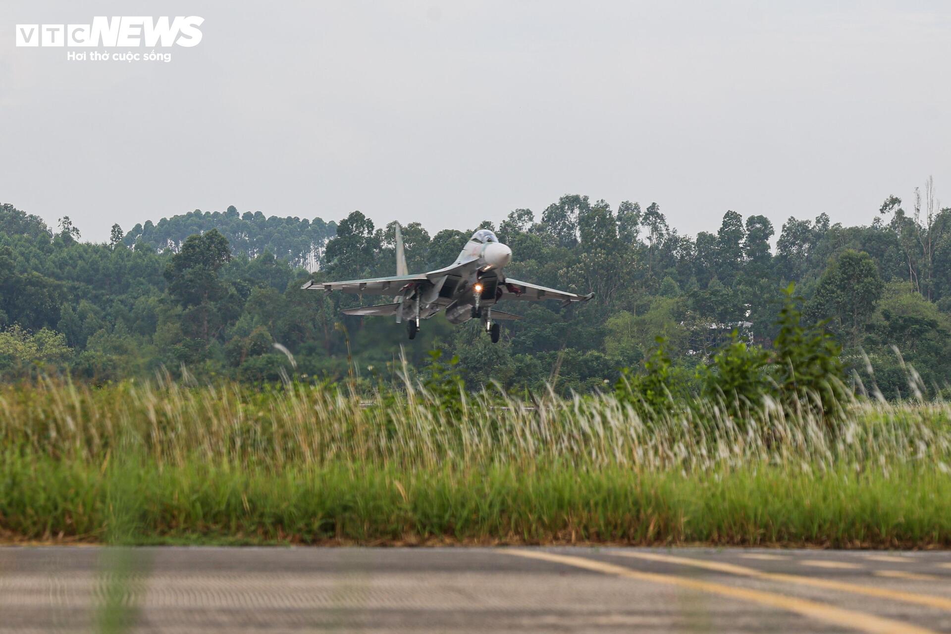 Đội hình bay của chiến đấu cơ Su-30MK2 làm chủ bầu trời hướng tới 2/9- Ảnh 1.