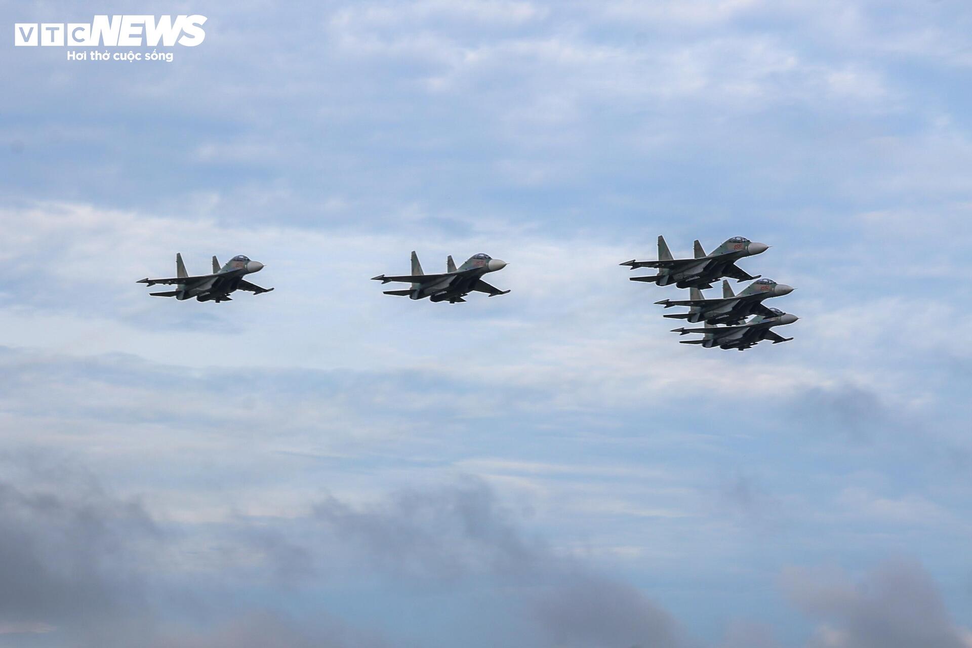 Đội hình bay của chiến đấu cơ Su-30MK2 làm chủ bầu trời hướng tới 2/9- Ảnh 8.