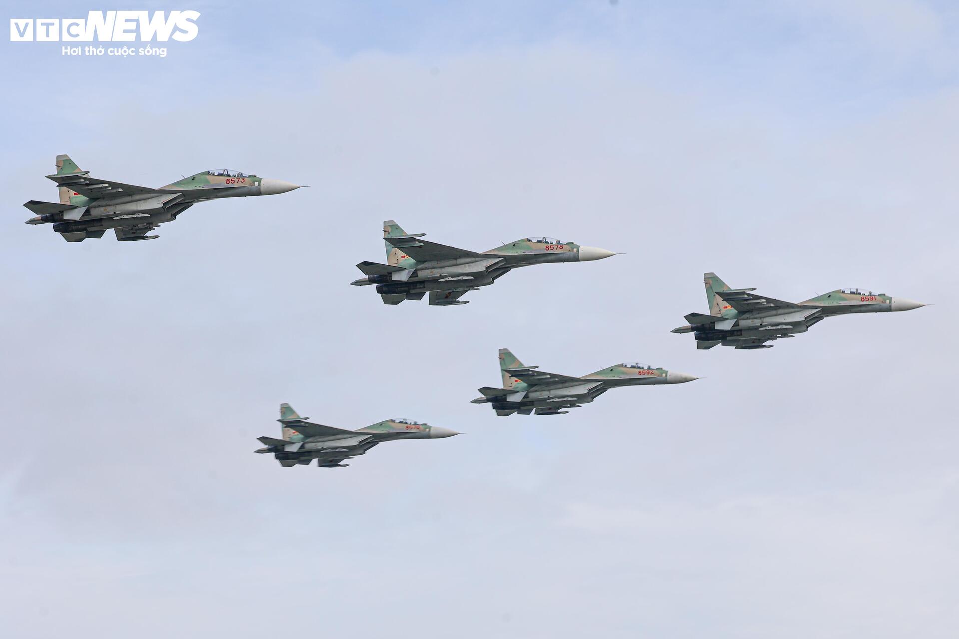 Đội hình bay của chiến đấu cơ Su-30MK2 làm chủ bầu trời hướng tới 2/9- Ảnh 10.