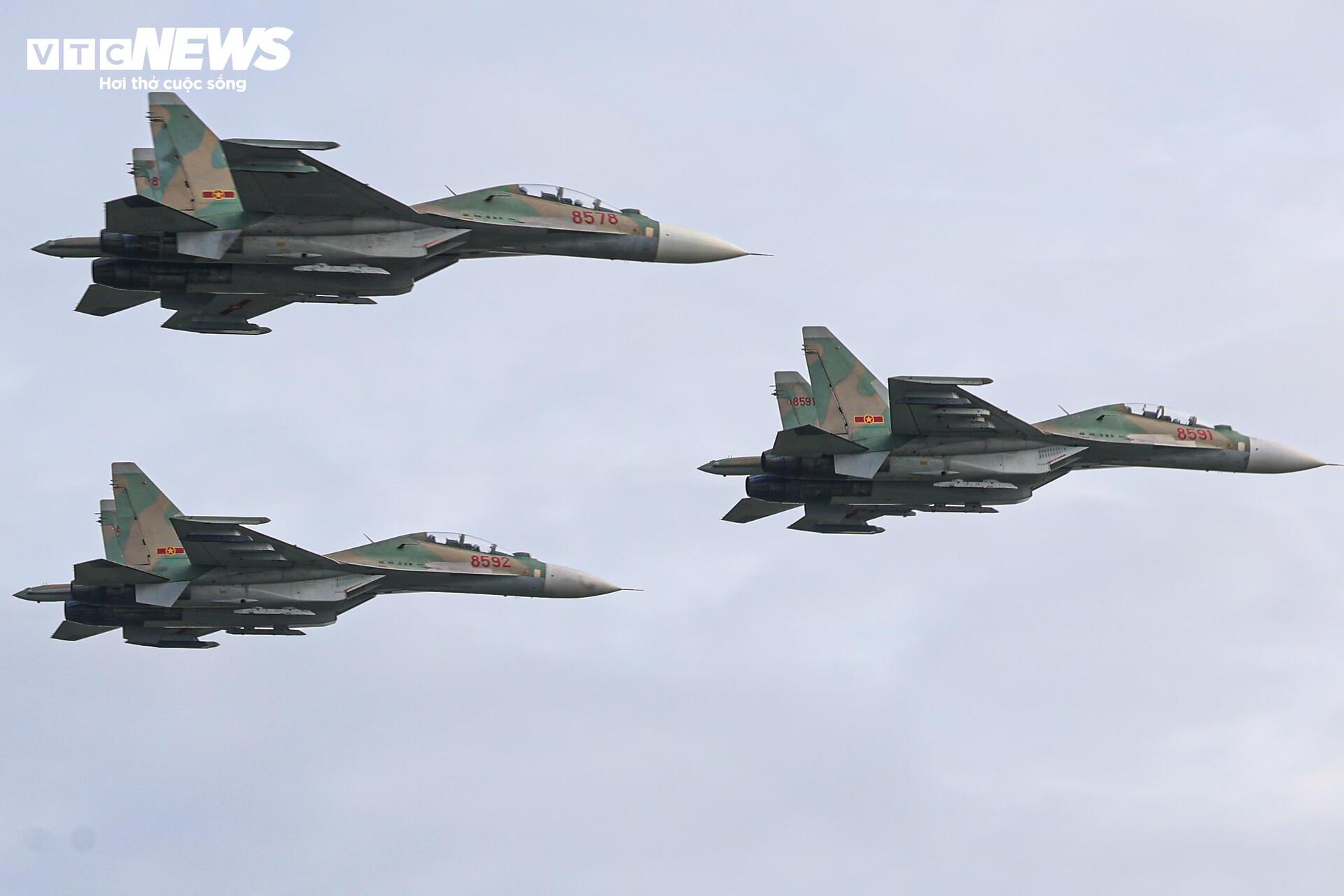 Đội hình bay của chiến đấu cơ Su-30MK2 làm chủ bầu trời hướng tới 2/9- Ảnh 12.