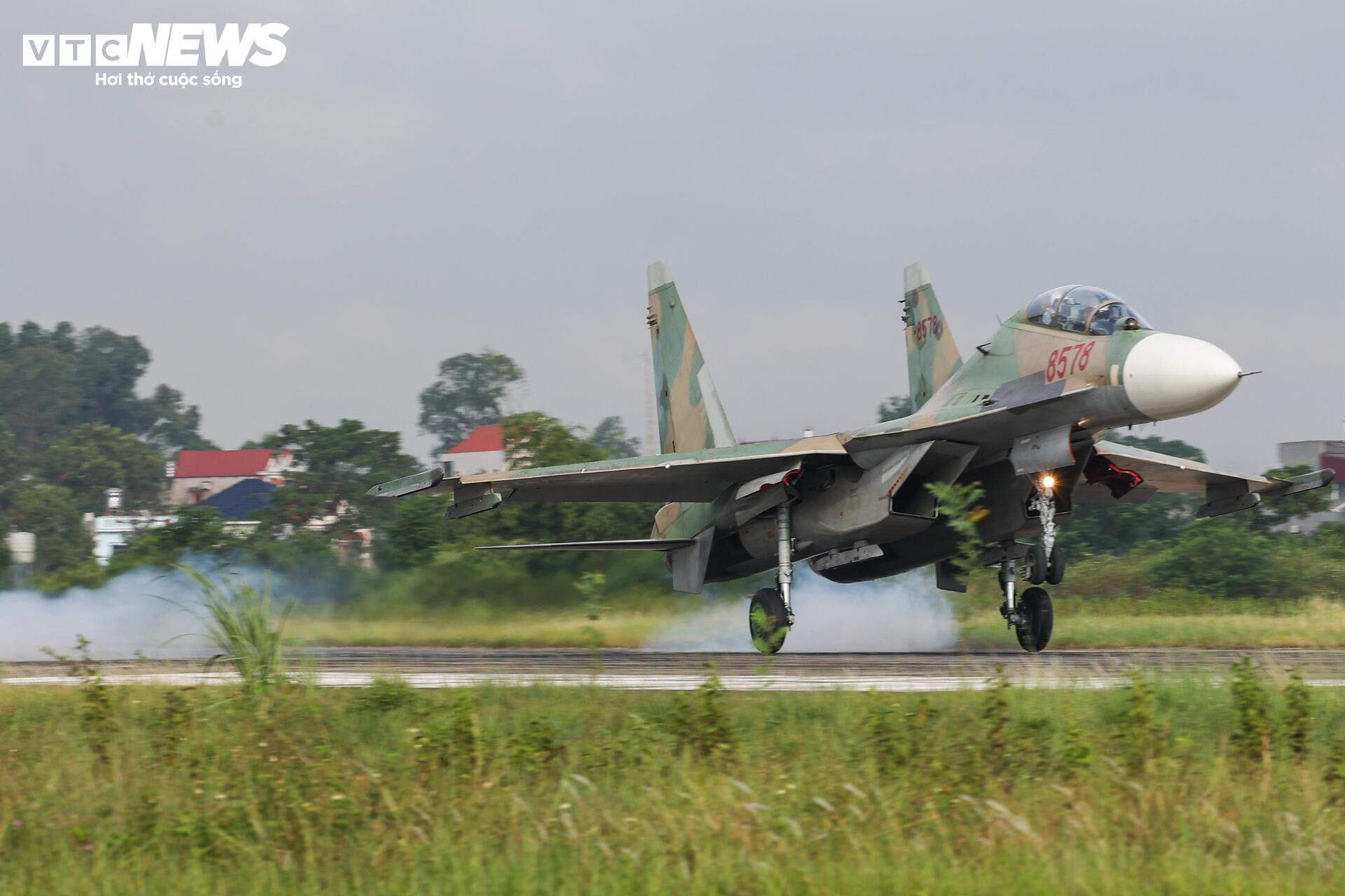 Đội hình bay của chiến đấu cơ Su-30MK2 làm chủ bầu trời hướng tới 2/9- Ảnh 4.