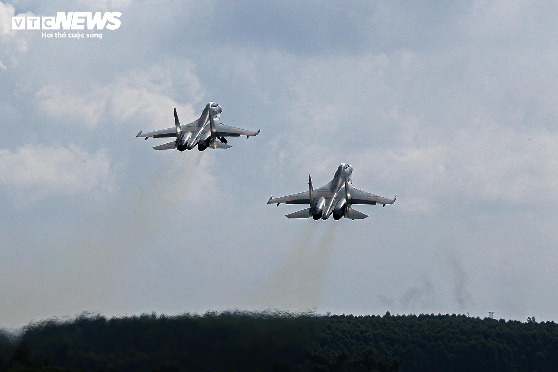 Đội hình bay của chiến đấu cơ Su-30MK2 làm chủ bầu trời hướng tới 2/9- Ảnh 5.