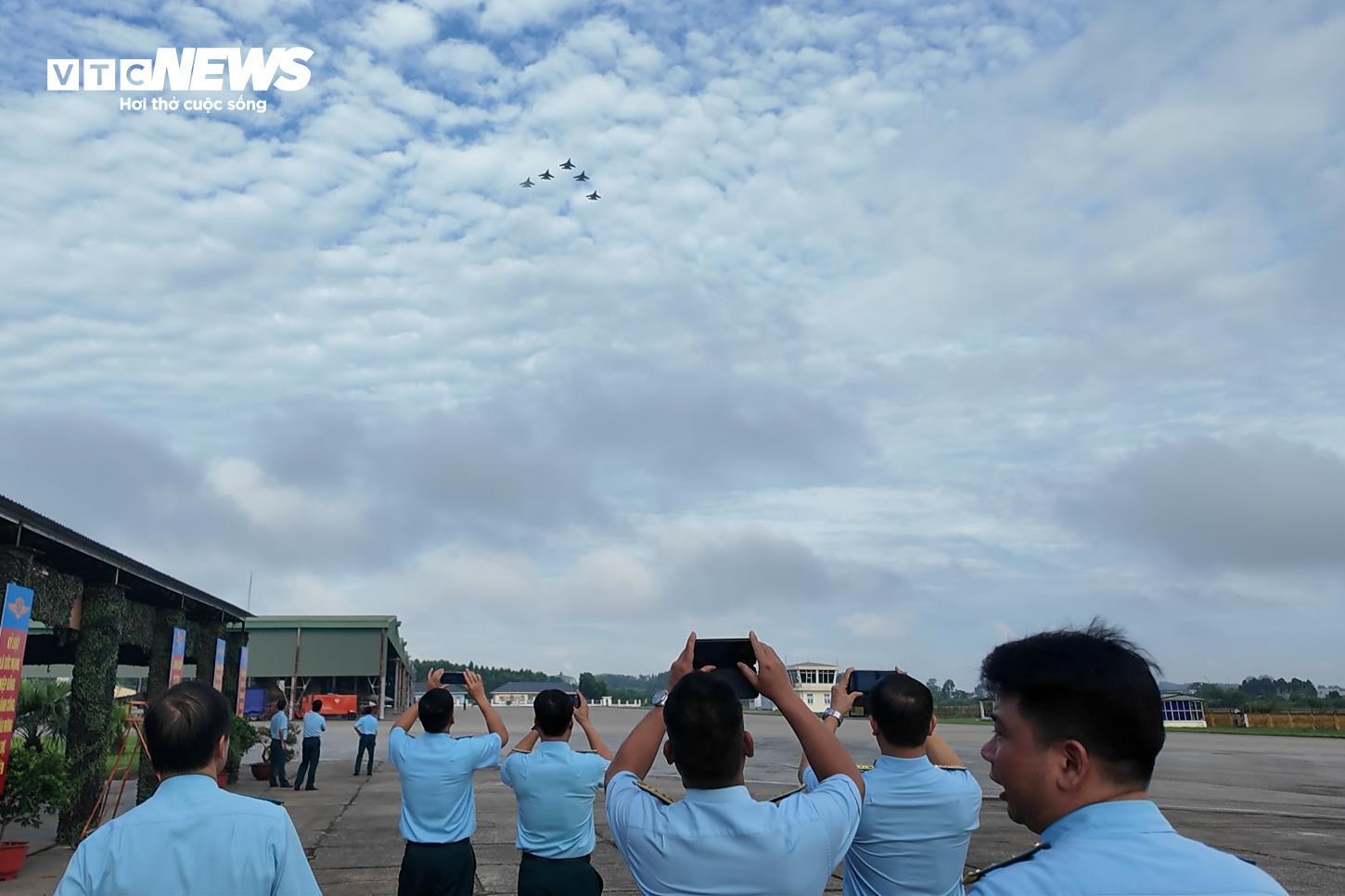 Đội hình bay của chiến đấu cơ Su-30MK2 làm chủ bầu trời hướng tới 2/9- Ảnh 7.