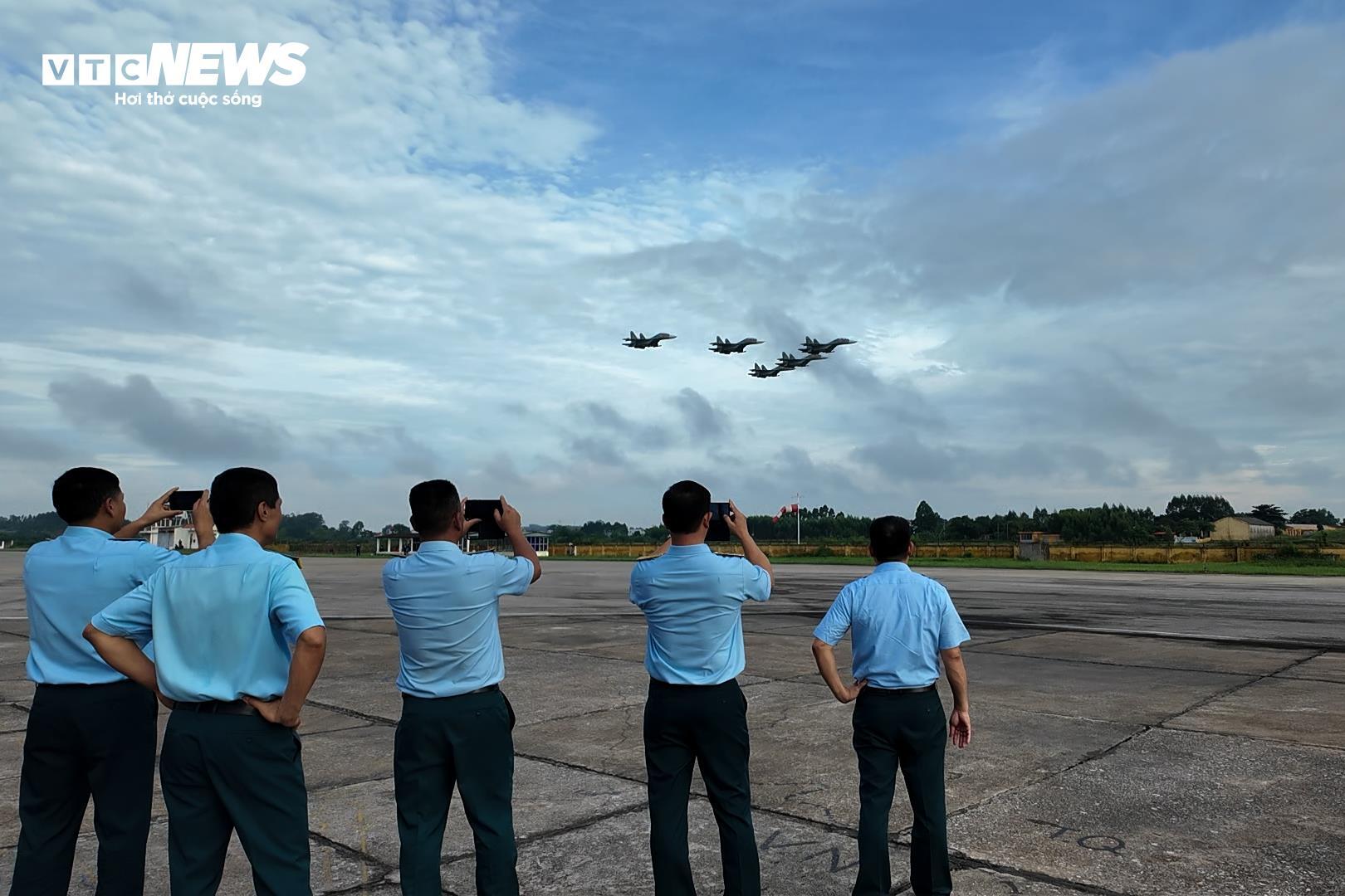 Đội hình bay của chiến đấu cơ Su-30MK2 làm chủ bầu trời hướng tới 2/9- Ảnh 9.
