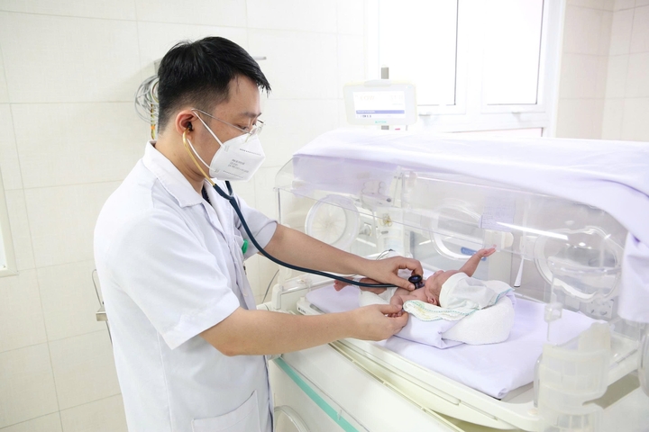 Hành trình 103 ngày nuôi sống bé gái sinh cực non chỉ nặng 550 gram- Ảnh 1.