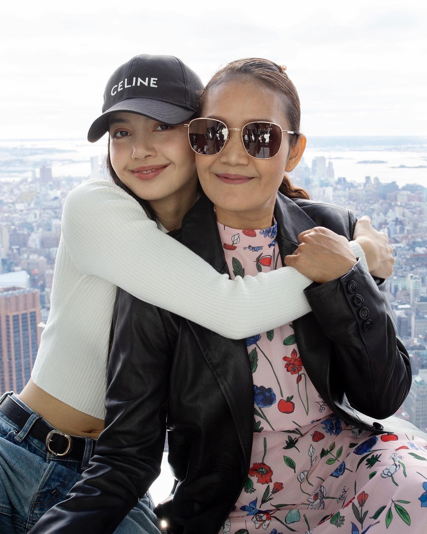 Mẹ Lisa gây choáng khi mang túi Hermès đắt đỏ- Ảnh 1.