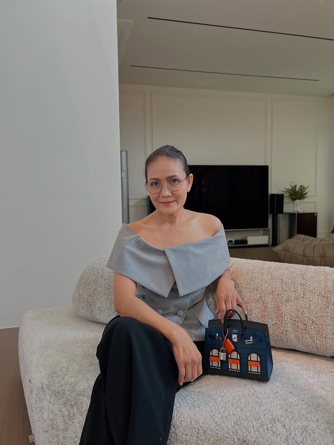 Mẹ Lisa gây choáng khi mang túi Hermès đắt đỏ- Ảnh 5.