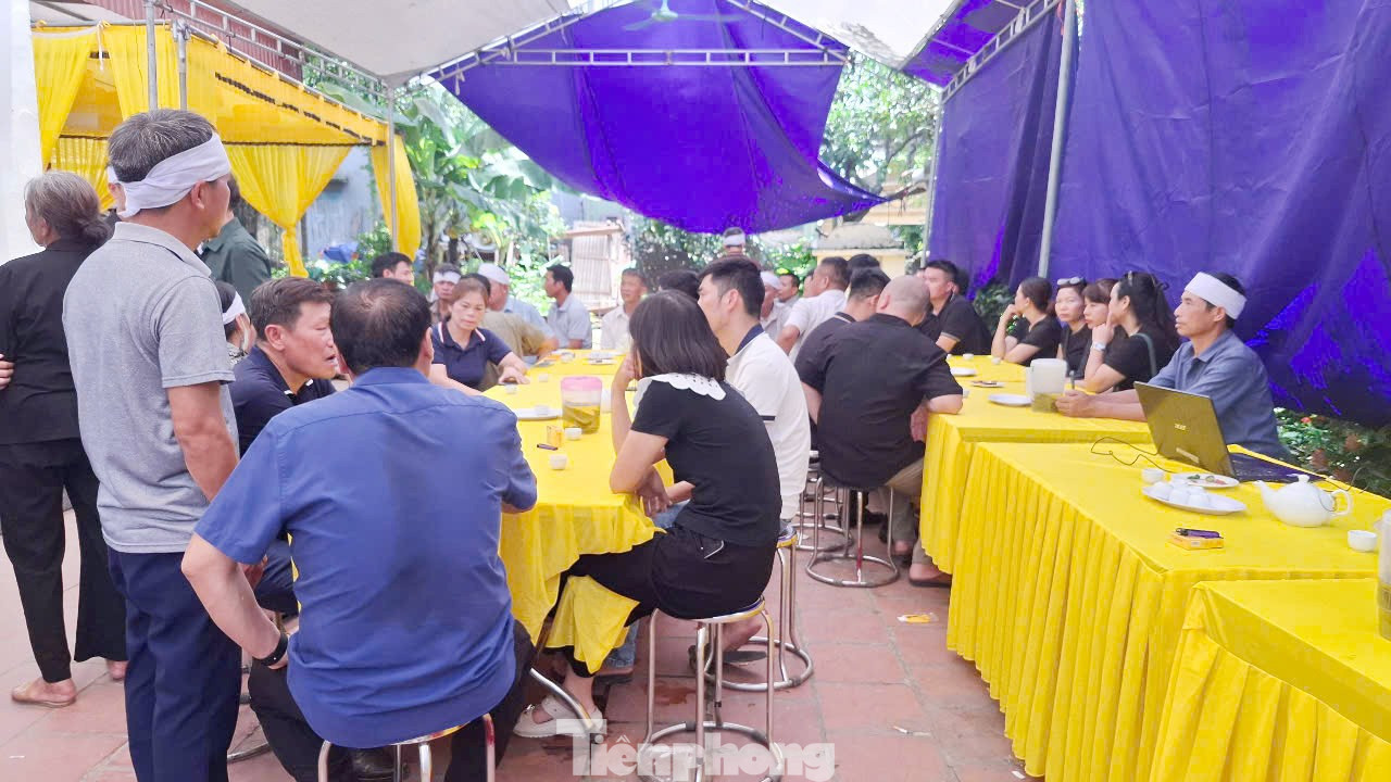 Xót xa đám tang 3 người cùng gia đình tử vong trong vụ lật xe khách ở Hà Tĩnh- Ảnh 1.