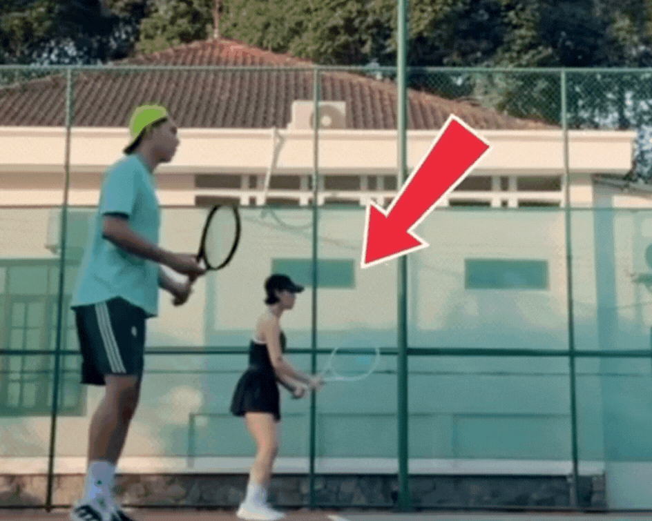 Miu Lê diện váy ngắn khoe body cực cháy tập tennis,