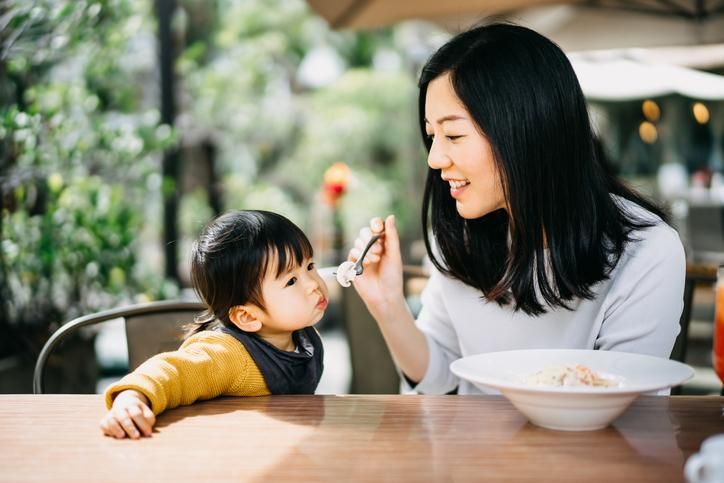 Đi học ăn vèo vèo hết bát cơm, về nhà đút mãi không chịu ăn: Lý do khiến mẹ nào cũng bất ngờ- Ảnh 1.