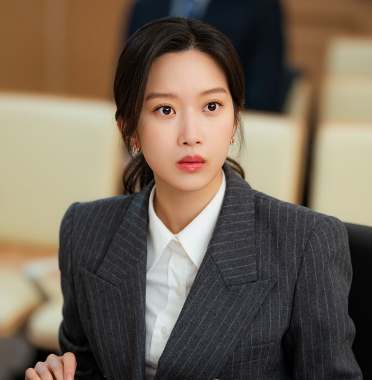 Nữ luật sư hoàn mỹ từ gương mặt tới vóc dáng, không cần lồng lộn vẫn chiếm spotlight mọi khung hình- Ảnh 2.