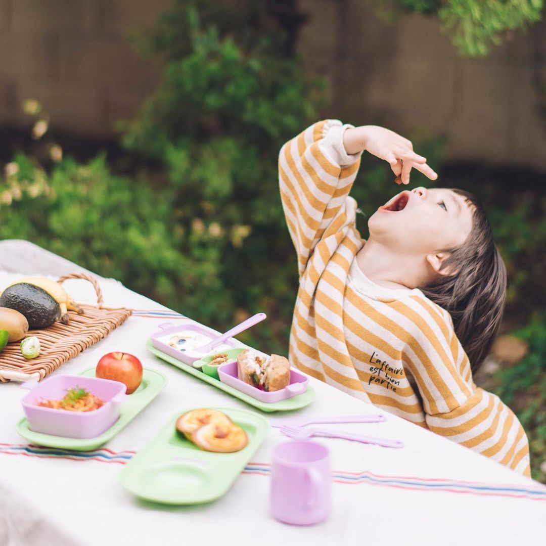 Đi học ăn vèo vèo hết bát cơm, về nhà đút mãi không chịu ăn: Lý do khiến mẹ nào cũng bất ngờ- Ảnh 2.